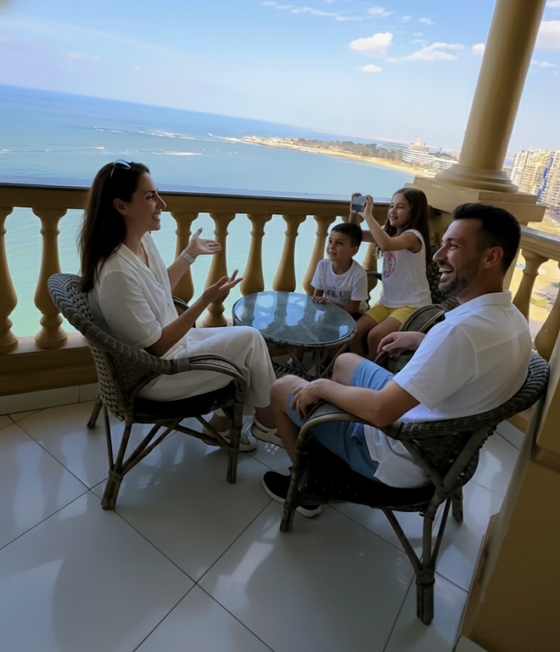 بعض الشقق بها غرف علي البحر مباشر بخلاف الشرفة